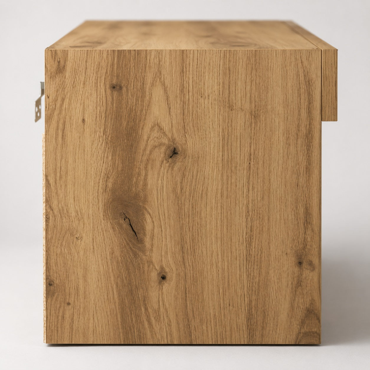 Côté du meuble TV suspendu en bois finition chêne artisanal avec structure robuste