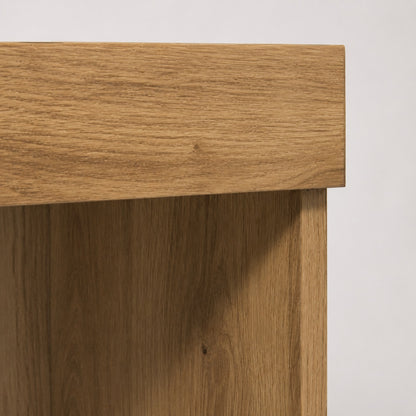 Meuble TV suspendu en bois chêne artisanal, détail texture naturelle et finition bois authentique