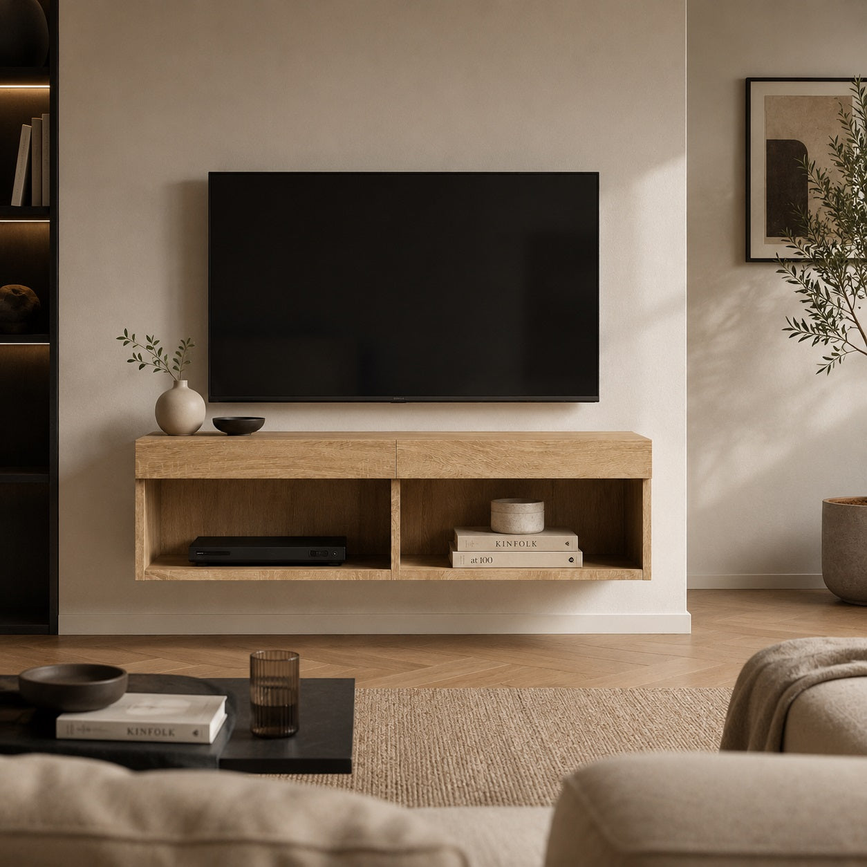Meuble TV suspendu en bois chêne sonoma dans salon moderne et lumineux