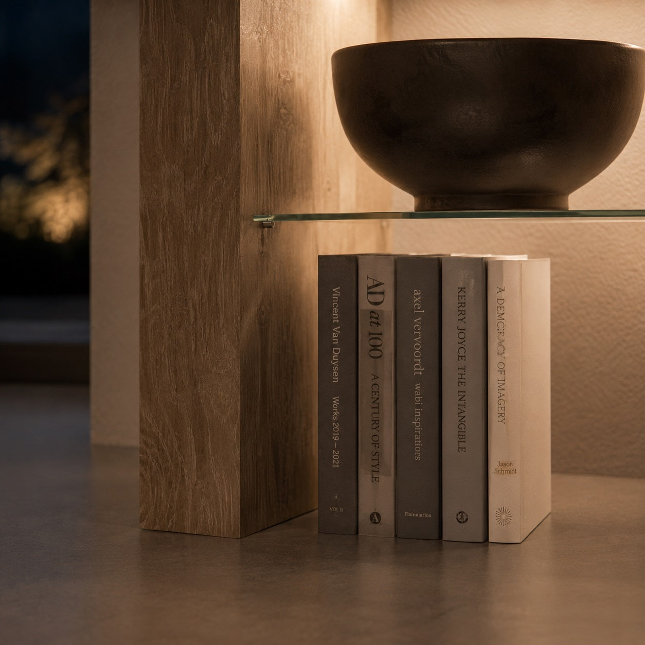 Détail meuble TV bois avec rangement et étagère en verre style contemporain