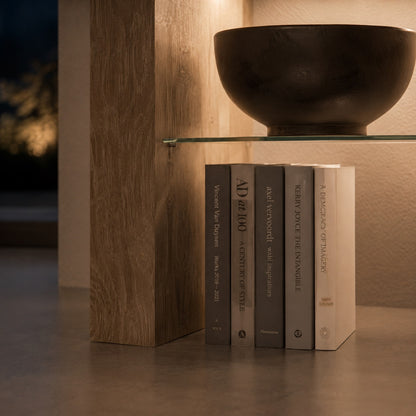 Détail meuble TV bois avec rangement et étagère en verre style contemporain
