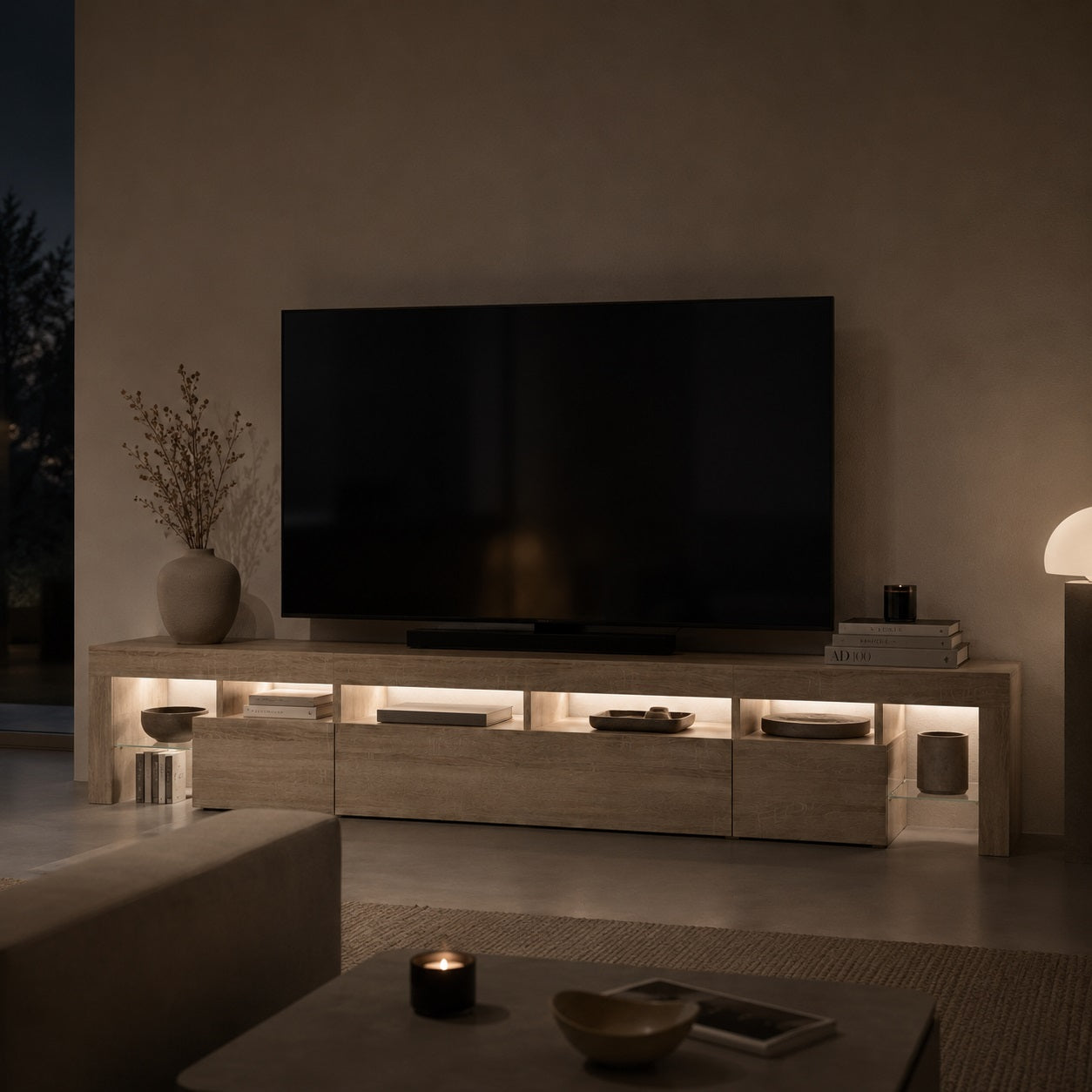Meuble TV bois avec rangement LED intégré dans un salon moderne et chaleureux