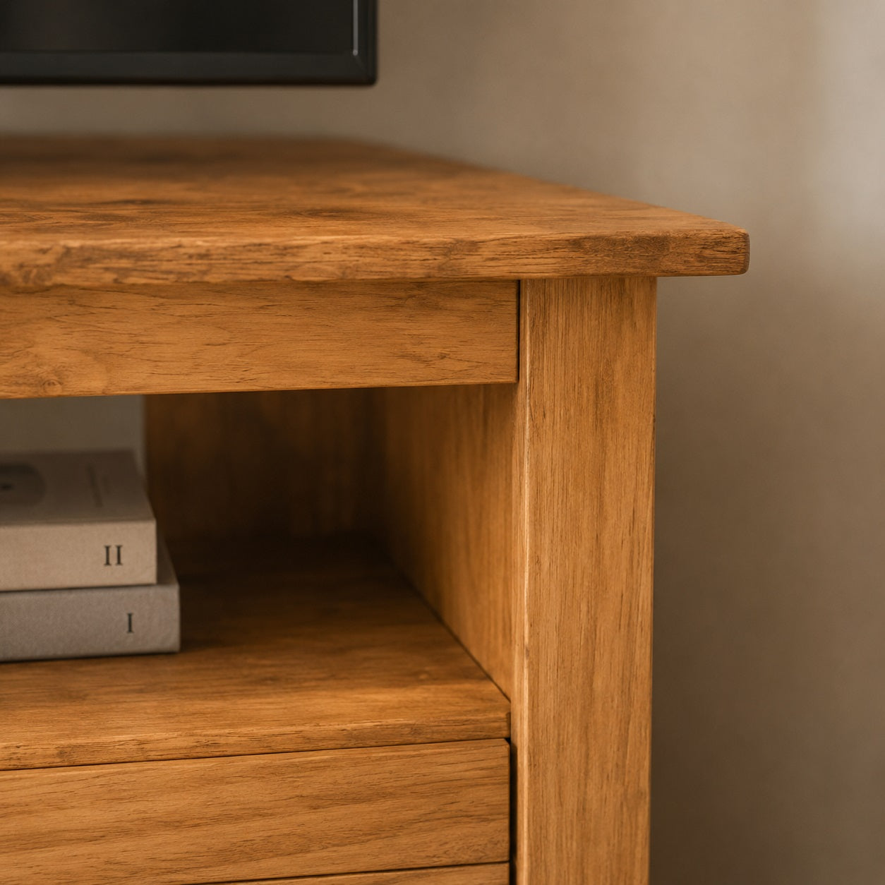 Meuble TV d'angle en bois vu de face, meuble TV en bois avec niche et deux tiroirs