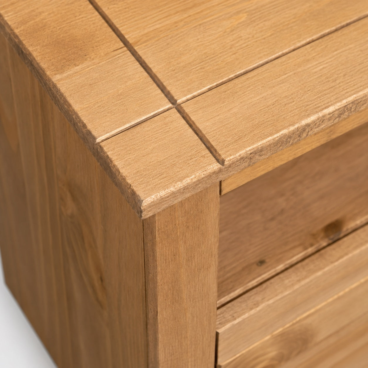 Détail du plateau d'un meuble TV d'angle, meuble TV en bois avec finition naturelle