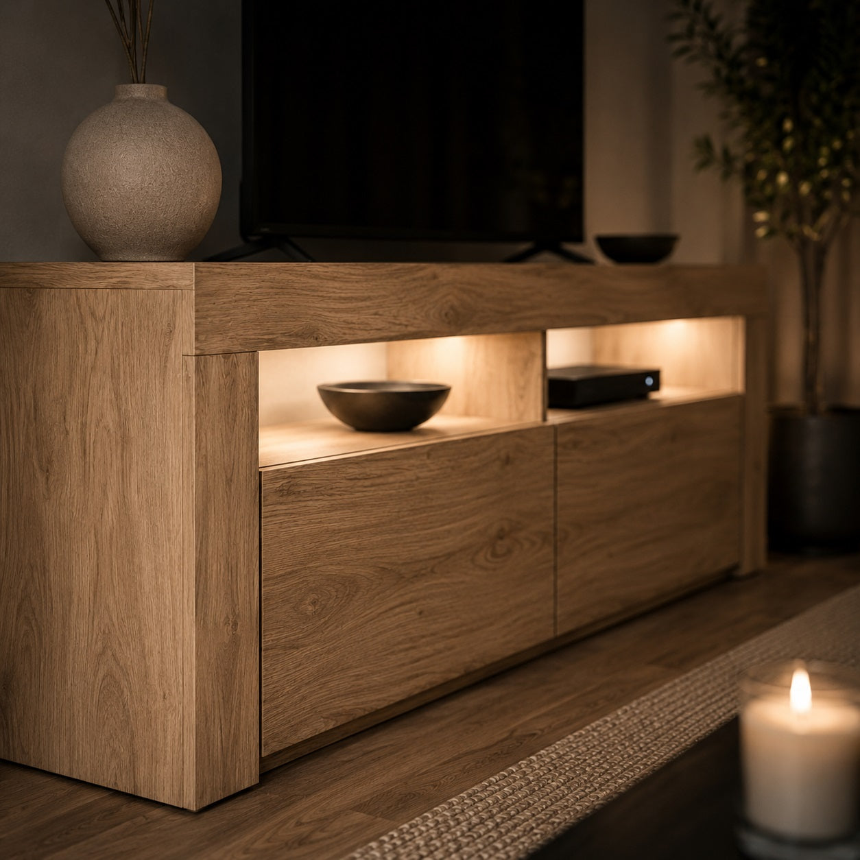 Détail d’un meuble TV en bois avec Led intégrée et finition chêne artisanal haut de gamme