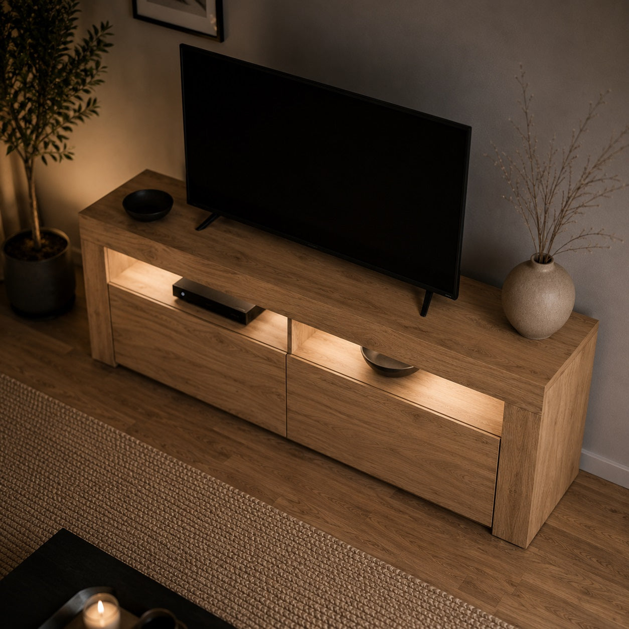 Vue plongeante d’un meuble TV avec Led en bois chêne artisanal dans un intérieur contemporain