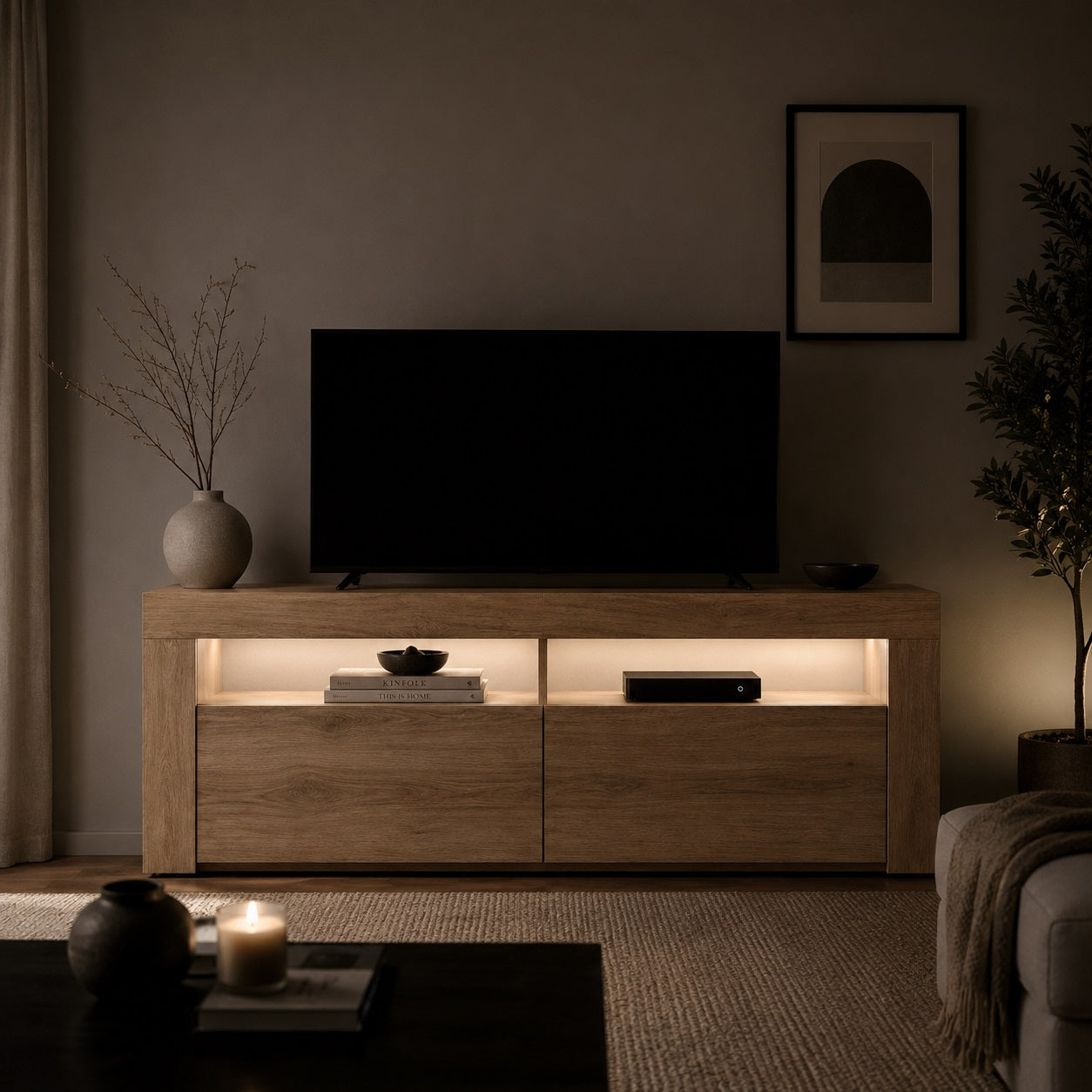 Meuble TV en bois avec Led intégrée, finition chêne artisanal dans un salon chaleureux et moderne
