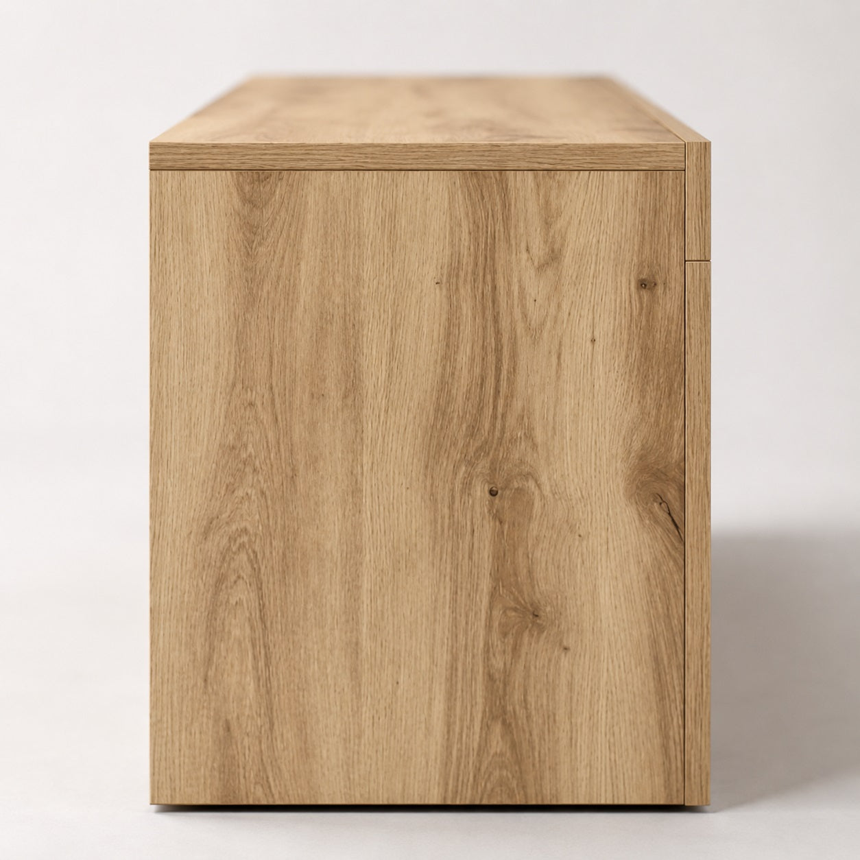 Vue latérale du meuble TV en bois finition chêne artisanal avec structure robuste et élégante