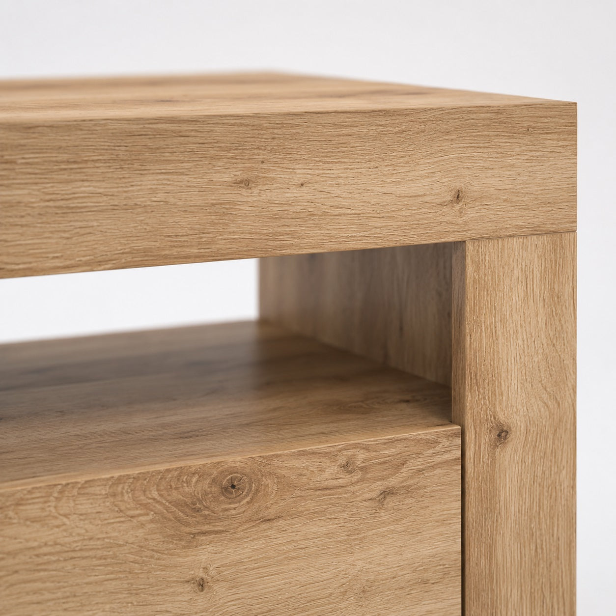 Détail du meuble TV en bois chêne artisanal avec niches ouvertes et lignes minimalistes