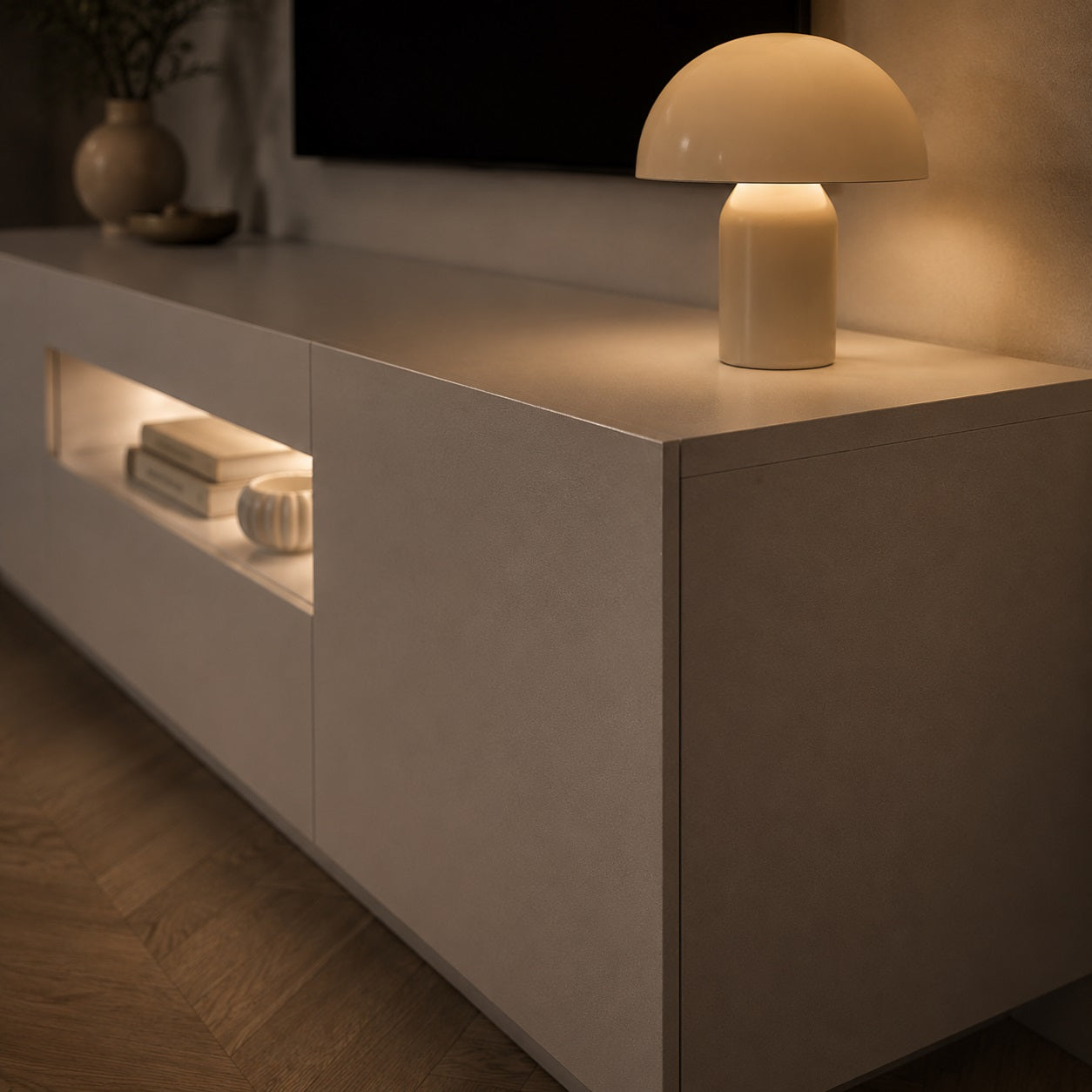 Meuble TV moderne blanc avec rangement et LED, vue rapprochée sur la finition texturée élégante.