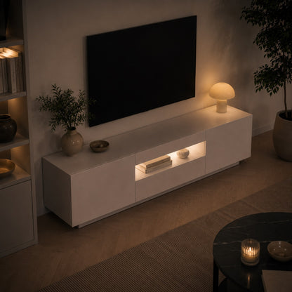 Meuble TV moderne avec rangement et LED, éclairage d’ambiance et design épuré vue en angle.