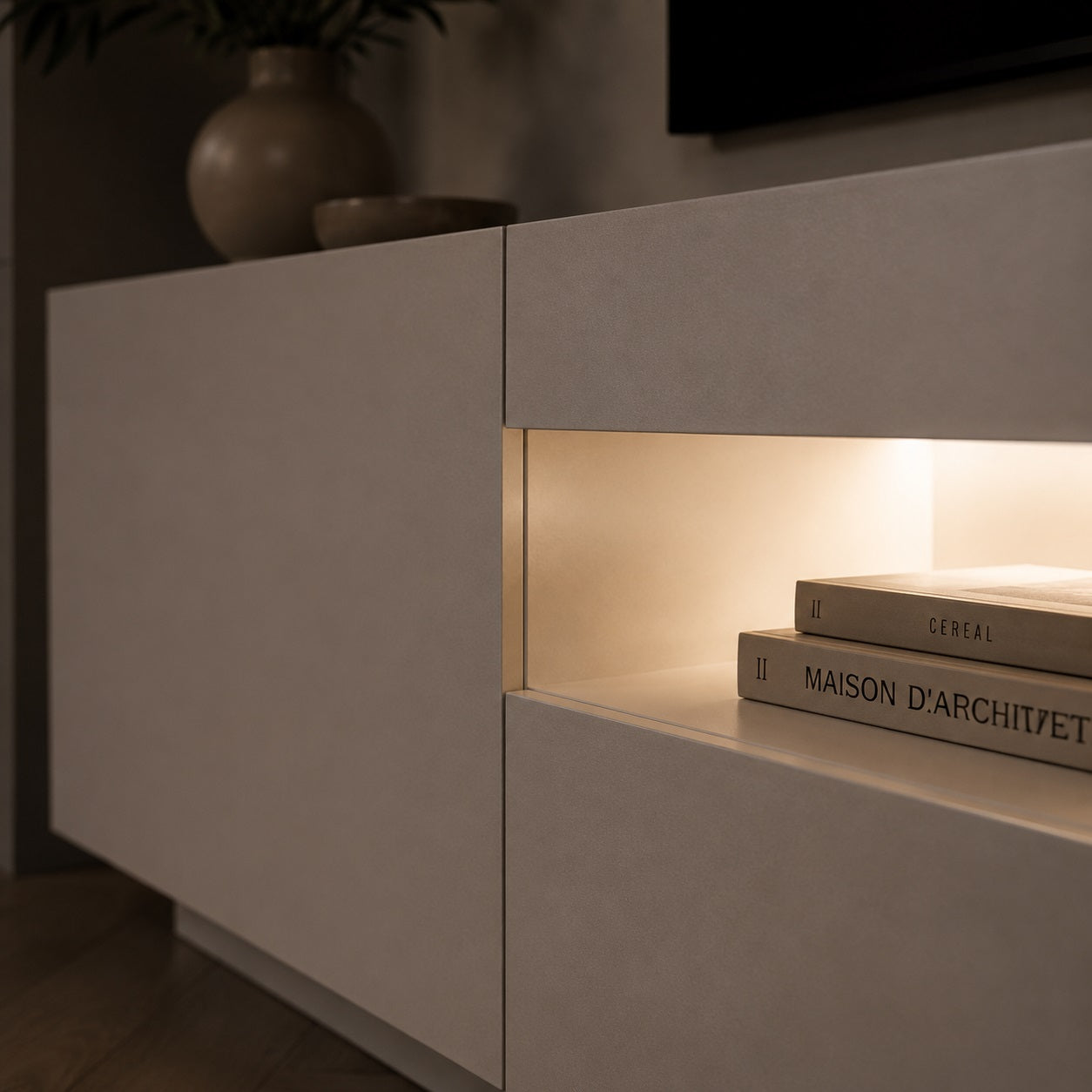 Meuble TV moderne blanc avec rangement et LED intégrée, détail finition premium et éclairage doux.