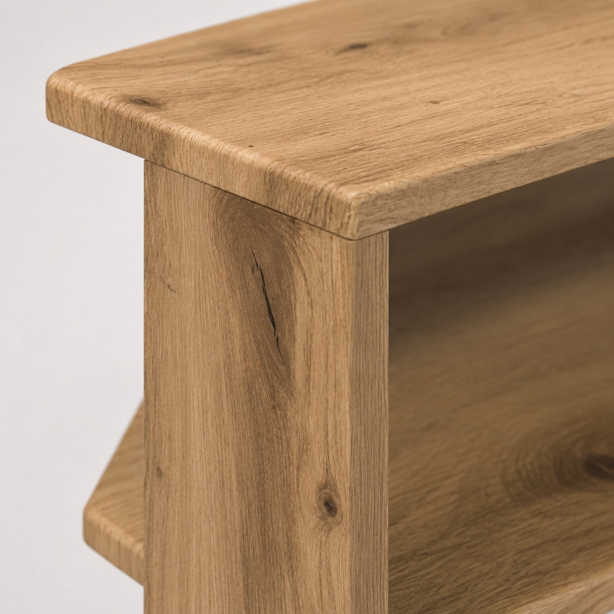 Détail de la structure d'un meuble TV d'angle, meuble TV en bois finition chêne artisanal