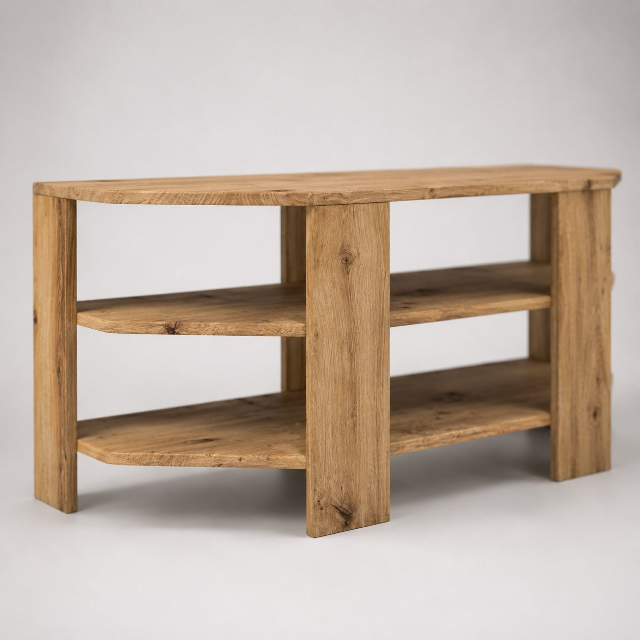 Vue arrière d'un meuble TV d'angle en bois avec double étagère de rangement ouverte