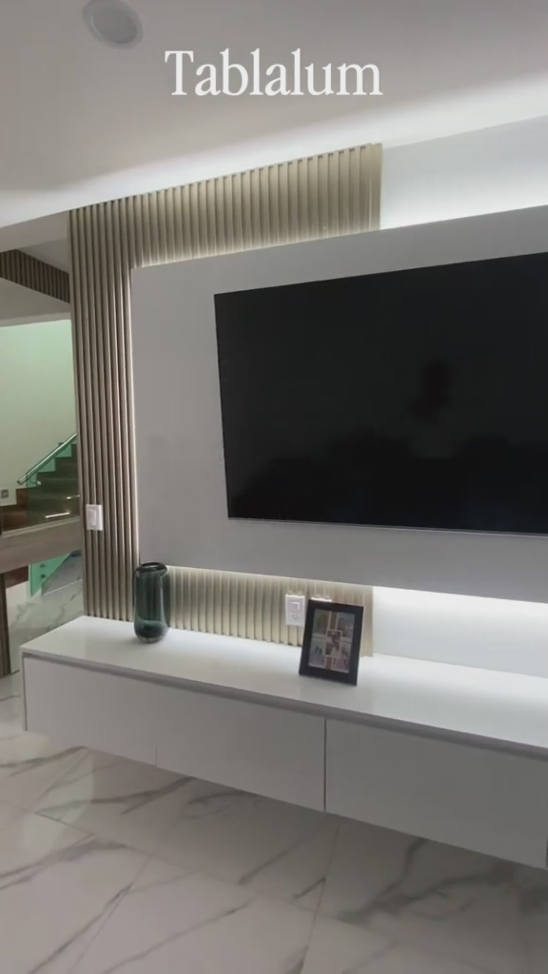 Meuble TV blanc dans salon moderne style loft chaleureux